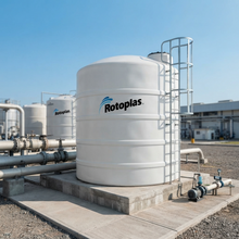 Cargar imagen en el visor de la galería, Tanque Rotoplas blanco de 22,000 litros en planta industrial | FH Ferreterías
