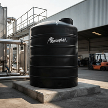 Cargar imagen en el visor de la galería, Tanque Rotoplas negro de 15,000 litros instalado en exterior industrial | FH Ferreterías
