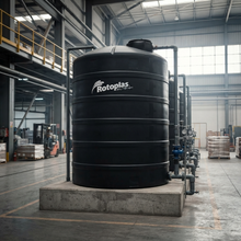 Cargar imagen en el visor de la galería, Tanque de almacenamiento Rotoplas negro en nave industrial | FH Ferreterías
