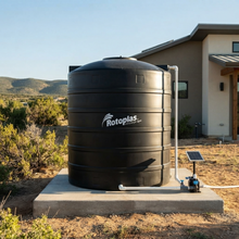 Cargar imagen en el visor de la galería, Tanque Rotoplas negro de 15,000 litros para vivienda rural con sistema solar | FH Ferreterías
