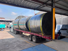Cargar imagen en el visor de la galería, Entrega de tanque de almacenamiento Rotoplas amarrado en camión para su entrega — FH Ferreterías, distribuidor autorizado
