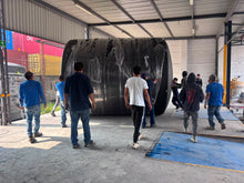 Cargar imagen en el visor de la galería, Entrega de tanque de almacenamiento Rotoplas maniobrado por la cuadrilla en la nave — FH Ferreterías, distribuidor autorizado
