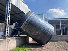 Cargar imagen en el visor de la galería, Entrega de tanque de almacenamiento Rotoplas en la descarga desde la plataforma — FH Ferreterías, distribuidor autorizado
