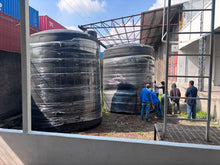 Cargar imagen en el visor de la galería, Entrega de tanque Rotoplas negro ya entregado en el sitio — FH Ferreterías, distribuidor autorizado
