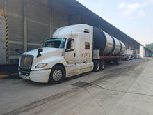 Cargar imagen en el visor de la galería, Entrega de tanque Rotoplas negro llegando en tráiler de plataforma — FH Ferreterías, distribuidor autorizado
