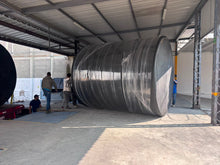Cargar imagen en el visor de la galería, Entrega de tanque de almacenamiento Rotoplas ingresando a bodega por la rampa — FH Ferreterías, distribuidor autorizado
