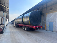 Cargar imagen en el visor de la galería, Entrega de tanque Rotoplas negro a su llegada en camión de transporte — FH Ferreterías, distribuidor autorizado
