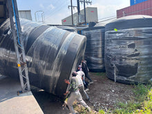 Cargar imagen en el visor de la galería, Entrega de tanque de almacenamiento Rotoplas en maniobra de carga lateral — FH Ferreterías, distribuidor autorizado
