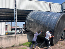 Cargar imagen en el visor de la galería, Entrega de tanque de almacenamiento Rotoplas en maniobra de descarga por la cuadrilla — FH Ferreterías, distribuidor autorizado
